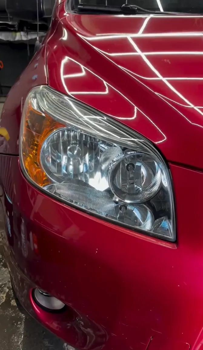 Toyota RAV4: правая фара после полировки
