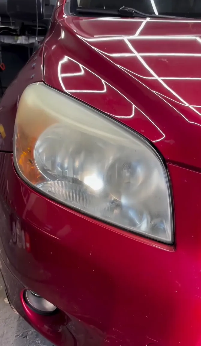 Toyota RAV4: правая фара до полировки