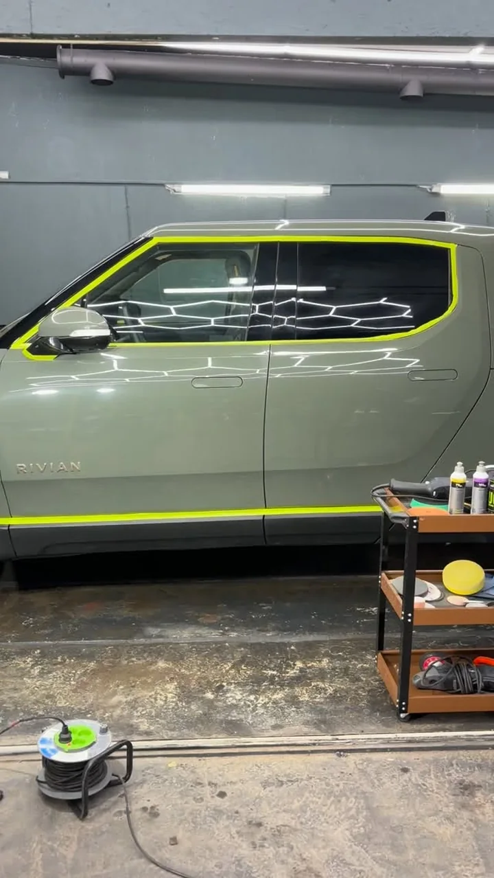 Rivian R1T в боксе MAA, борт в защитной ленте